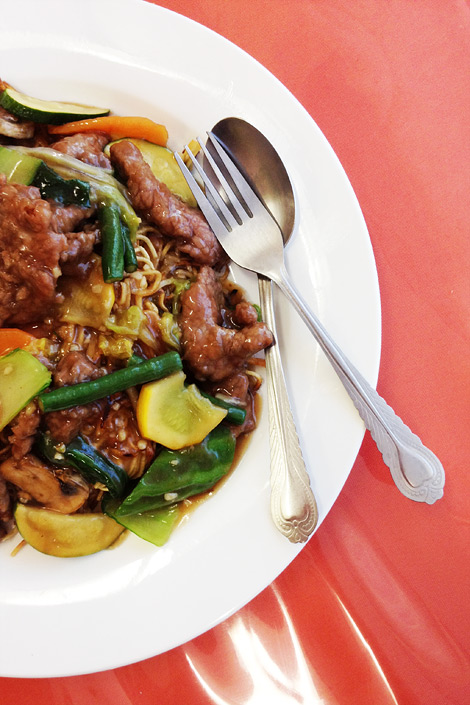 Crispy fried noodles with beef and vegetables